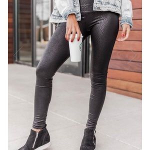 Woman’s small black leggings size small NWT